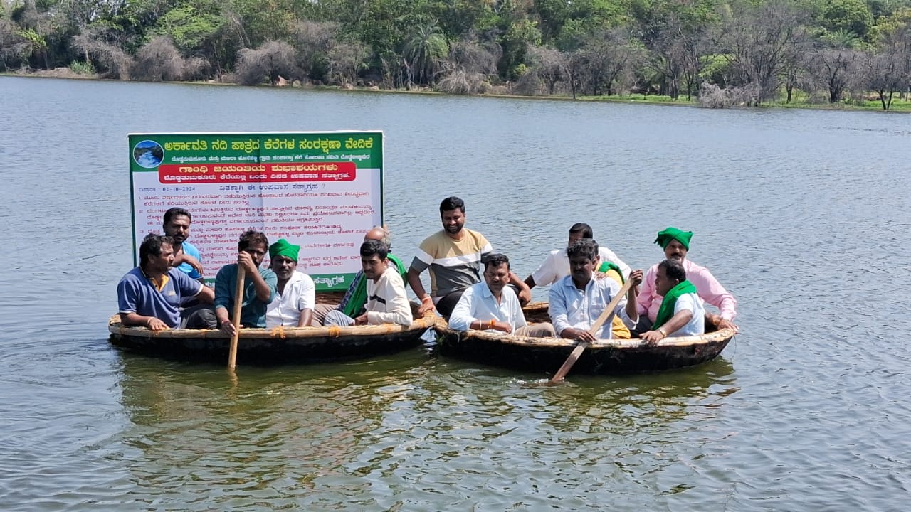 ಶುದ್ಧ ನೀರಿಗಾಗಿ ತೆಪ್ಪದಲ್ಲಿ ಕೂತು ಉಪವಾಸ ಸತ್ಯಾಗ್ರಹ ನಡೆಸಿದ ಗ್ರಾಮಸ್ಥರು