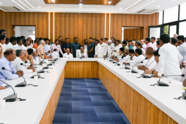 ಜಾತಿ ವರದಿ ಅನುಷ್ಠಾನ ಮಾಡಲು ಸಿಎಂಗೆ ಮನವಿ ಸಲ್ಲಿಸಿದ ಶೋಷಿತರು