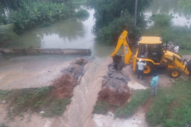 ರೈತರ ಜಮೀನುಗಳಿಗೆ ನುಗ್ಗಿದ ನೀರು, ಸಂಜೆಯೊಳಗೆ ಪರಿಹಾರ ಒದಗಿಸಿದ ಡಾ.ಮಂಜುನಾಥ್