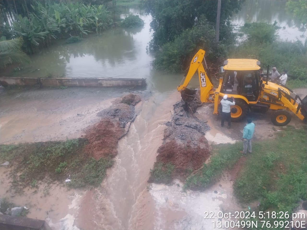 ರೈತರ ಜಮೀನುಗಳಿಗೆ ನುಗ್ಗಿದ ನೀರು, ಸಂಜೆಯೊಳಗೆ ಪರಿಹಾರ ಒದಗಿಸಿದ ಡಾ.ಮಂಜುನಾಥ್