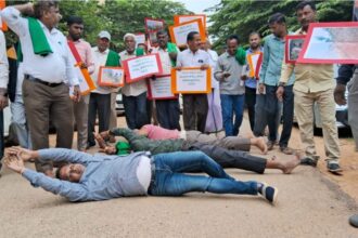 ವಿವಿಧ ಬೇಡಿಕೆಗೆ ಒತ್ತಾಯಿಸಿ ಅರ್ಕಾವತಿ ನದಿ ಹೋರಾಟ ಸಮಿತಿಯಿಂದ ಉರುಳು ಸೇವೆ