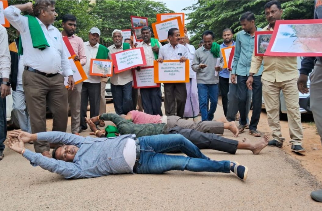 ವಿವಿಧ ಬೇಡಿಕೆಗೆ ಒತ್ತಾಯಿಸಿ ಅರ್ಕಾವತಿ ನದಿ ಹೋರಾಟ ಸಮಿತಿಯಿಂದ ಉರುಳು ಸೇವೆ