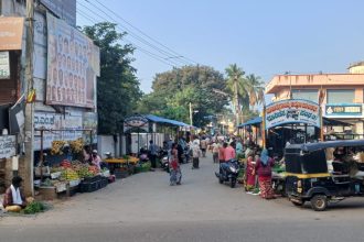 ಹಿರಿಯೂರು ನಗರದ ಫುಟ್ ಪಾತಗಳ ಒತ್ತುವರಿ, ಪಾದಚಾರಿಗಳ ಪರದಾಟ