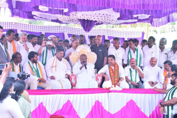 ಎನ್ ಡಿಎ ಅಭ್ಯರ್ಥಿ ನಿಖಿಲ್ ಪರ ಬಿರುಸಿನ ಮತಯಾಚನೆ ಮಾಡಿದ ದೇವೇಗೌಡರು