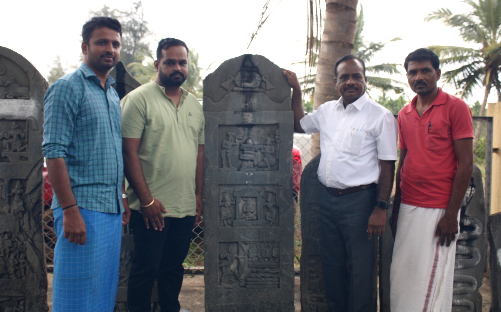 ಅಪರೂಪದ ಮಹಾಸತಿ ಶಿಲ್ಪಯುಕ್ತ ವೀರಗಲ್ಲು ಪತ್ತೆ