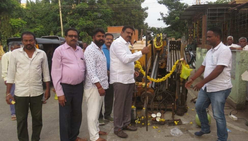 ಮನೆ ಮನೆಗೆ ಗ್ಯಾಸ್ ಸಂಪರ್ಕ ಕಲ್ಪಿಸುವ ಕಾಮಗಾರಿಗೆ ಚಾಲನೆ ನೀಡಿ ನಗರಸಭೆ ಸದಸ್ಯ