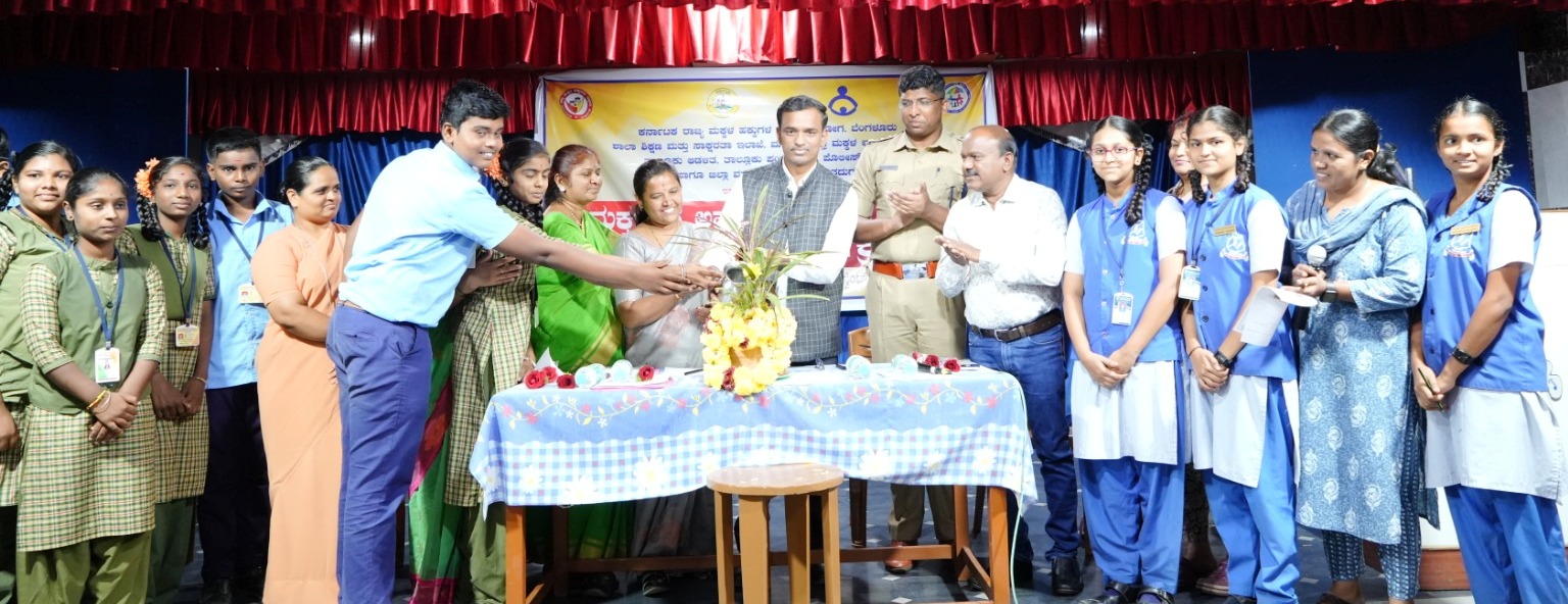 ಅಹವಾಲು ಸಲ್ಲಿಸಿದ ವಿದ್ಯಾರ್ಥಿಗಳು