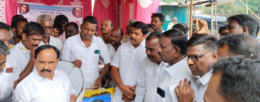 ಒಳ ಮೀಸಲಾತಿ ಜಾರಿಗೆ ಕಾಂಗ್ರೆಸ್ ಸರ್ಕಾರ ವಿಫಲ, ಸಚಿವರ ಮನೆ ಮುಂದೆ ತಮಟೆ ಚಳುವಳಿ