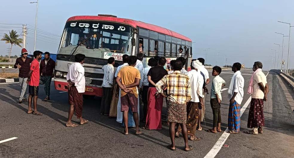 ವಿದ್ಯಾರ್ಥಿಗಳಿಗೆ ಕೆಎಸ್‌ಆರ್‌ಟಿಸಿ ಬಸ್ ಅಲಭ್ಯ ವಿರೋಧಿಸಿ ಪ್ರತಿಭಟನೆ