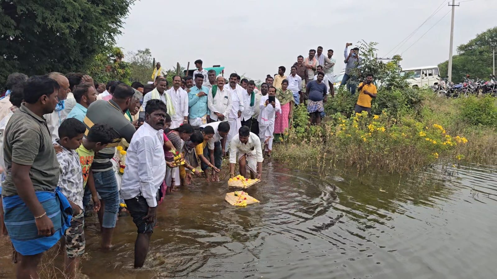 ಸುಲ್ತಾನಿಪುರ ಕೆರೆ ಬಾಗಿನ ಅರ್ಪಣೆ  ಮತ್ತು ಸಿಸಿ ರಸ್ತೆ ಕಾಮಗಾರಿಗೆ ಚಾಲನೆ