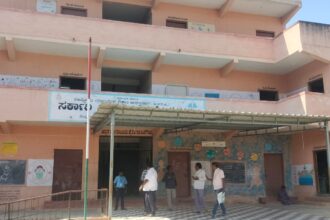 ಶಿಥಿಲಗೊಂಡ ಕಟ್ಟಡ ಹಾಗೂ ಶಿಕ್ಷಕರಿಲ್ಲದ ಪ್ರೌಢ ಶಾಲೆ