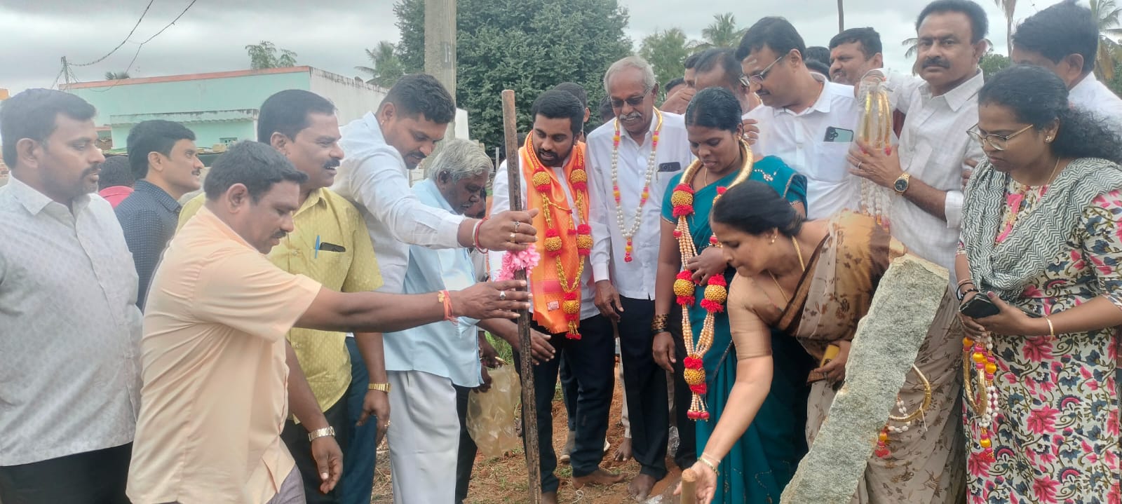 ಸಿಸಿ ಚರಂಡಿ ನಿರ್ಮಾಣ ಕಾಮಗಾರಿಗೆ ಚಾಲನೆ ನೀಡಿದ ಶಾಸಕ ಧೀರಜ್ ಮುನಿರಾಜು