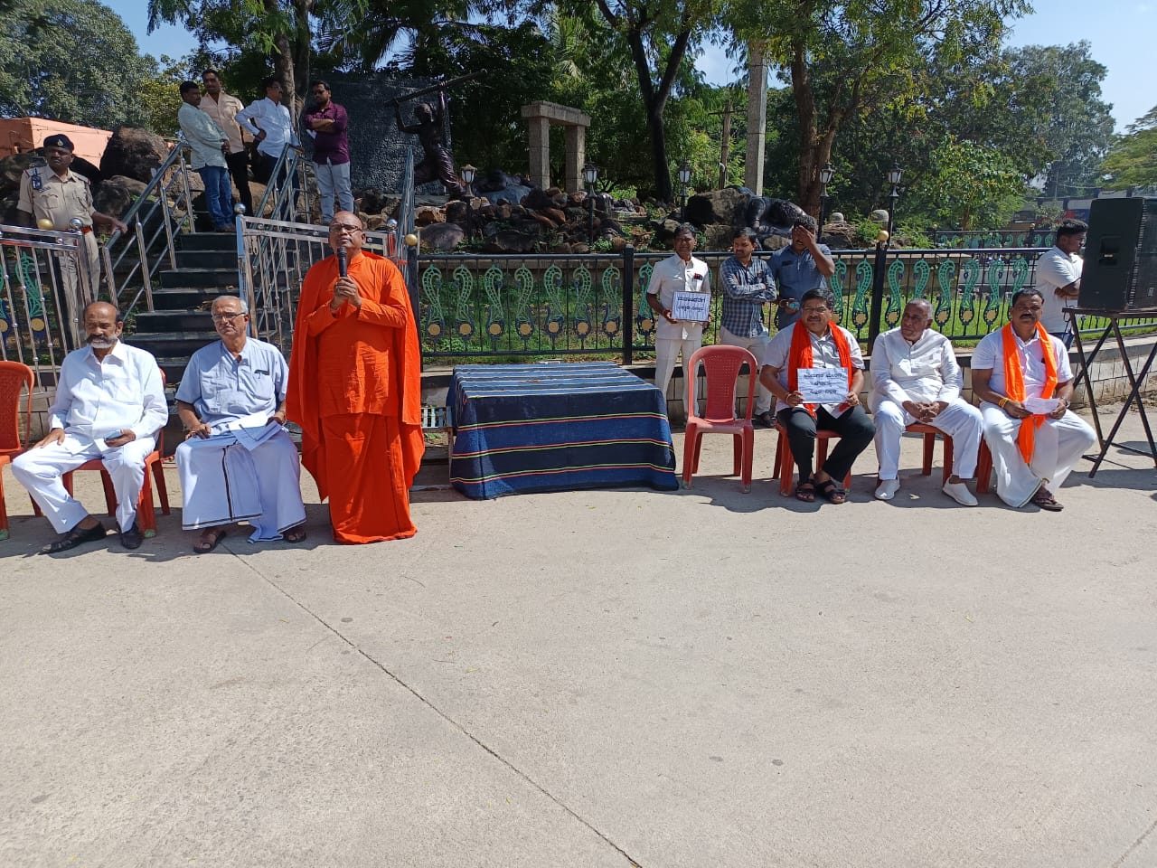 ಭಾರತ ಅತಿ ಶೀಘ್ರ ಪಾಕಿಸ್ತಾನ ಆಗಲಿದೆ-ಮಾದಾರ ಸ್ವಾಮೀಜಿ