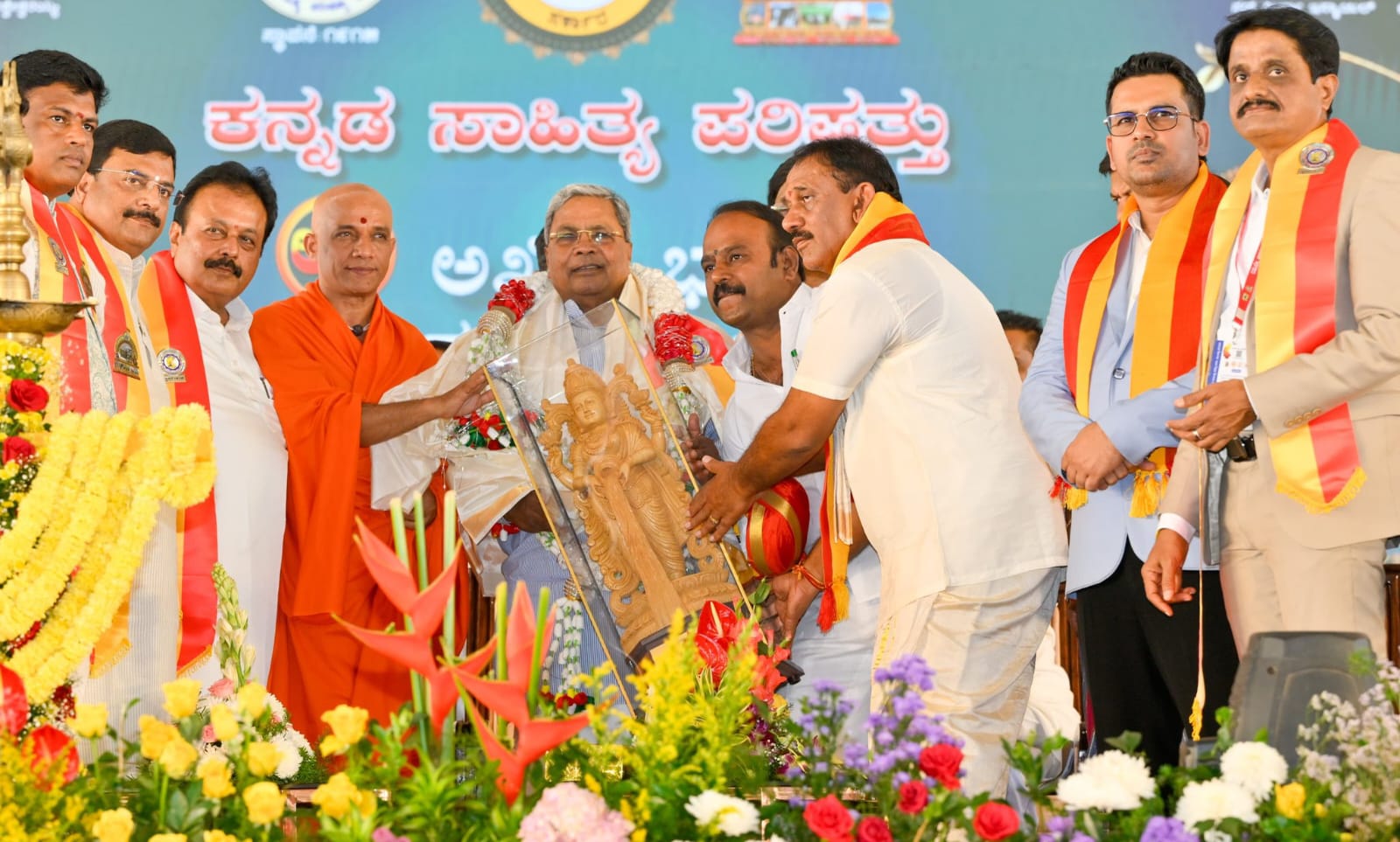 ರಾಜಕೀಯ ವೇದಿಕೆಯಾದ ಸಾಹಿತ್ಯ ಸಮ್ಮೇಳನ