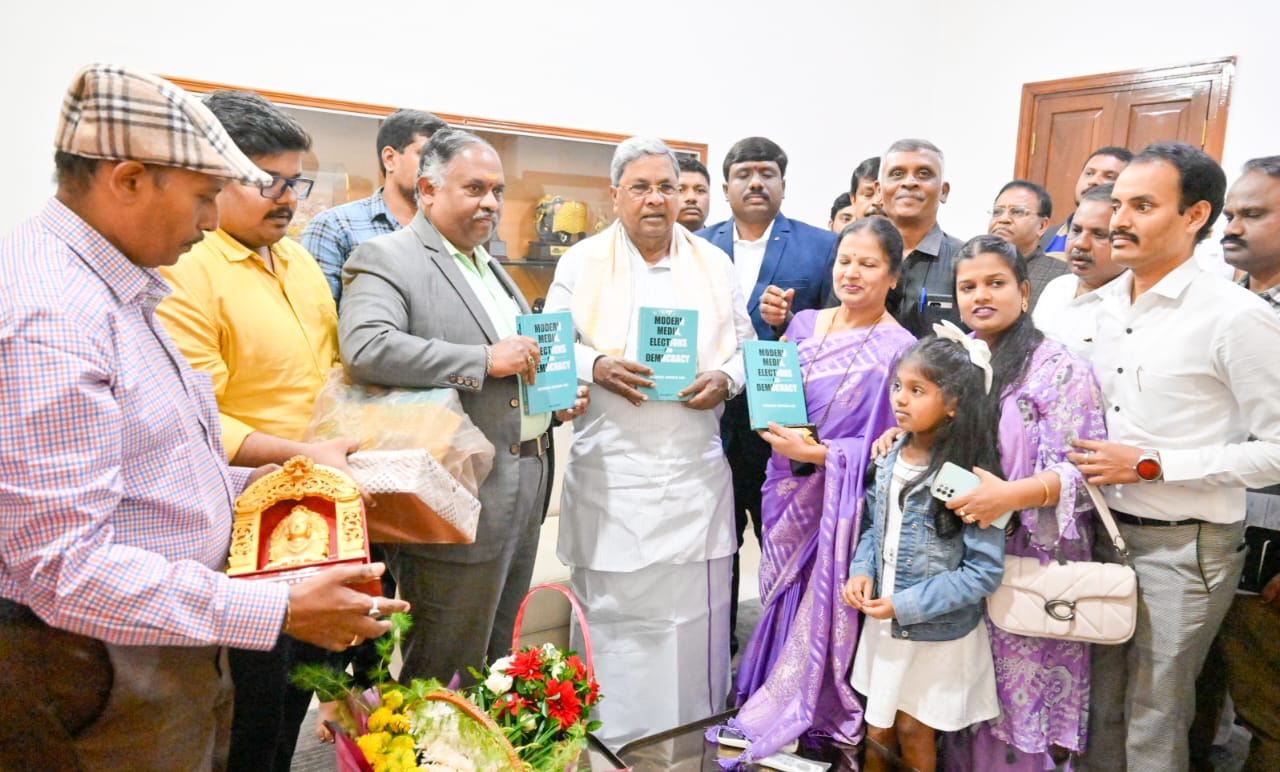 ಬಿಕೆ ರವಿ ಅವರ ಅಂತಾರಾಷ್ಟ್ರೀಯ ಆವೃತ್ತಿ ಬಿಡುಗಡೆ ಮಾಡಿದ ಸಿದ್ದರಾಮಯ್ಯ