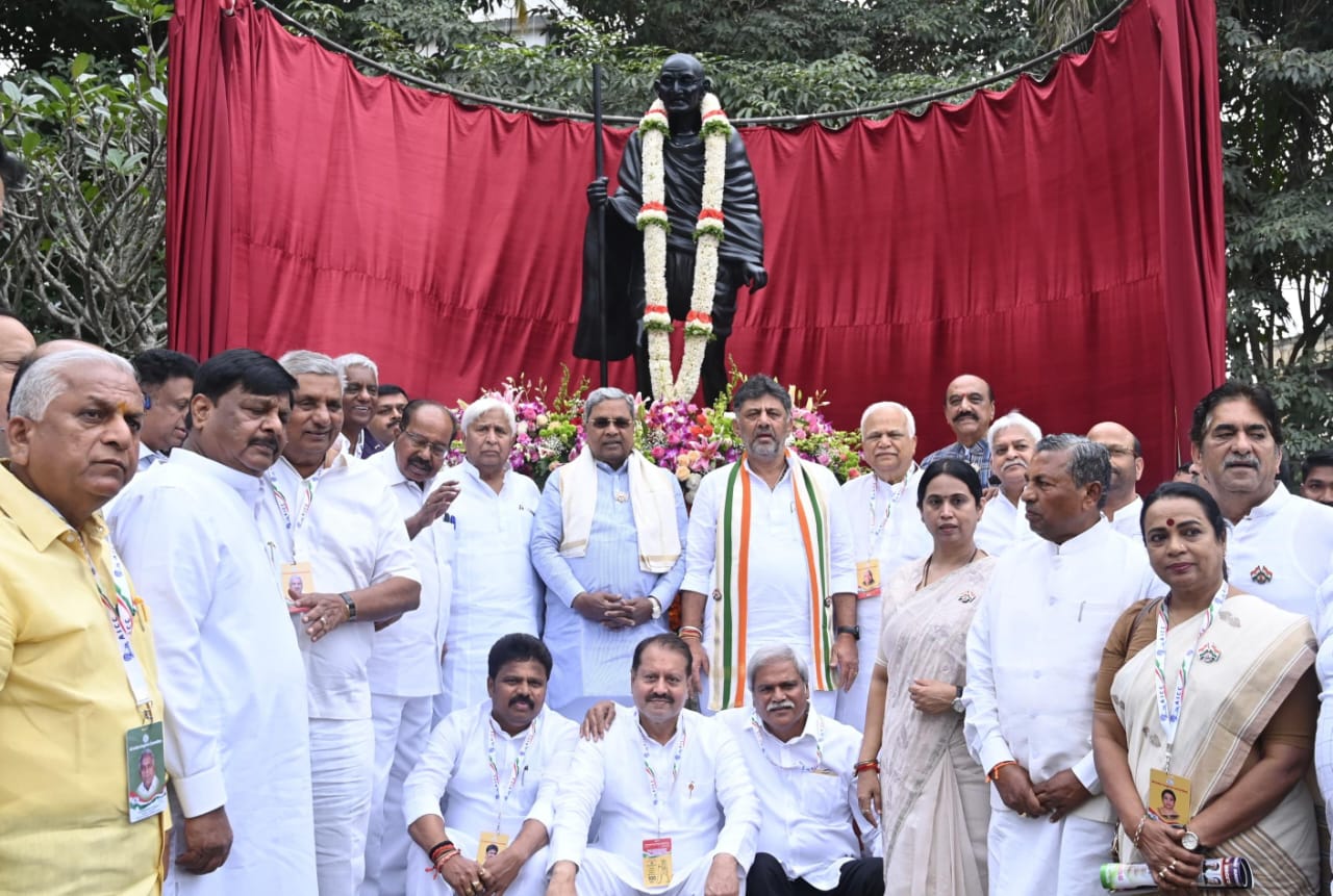 ಗಾಂಧಿ ಪ್ರತಿಮೆ ಅನಾವರಣಗೊಳಿಸಿದ ಸಿದ್ಧರಾಮಯ್ಯ