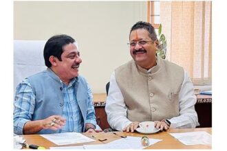 ಹೊರಗೆ ಫೈಟ್, ಒಳಗೆ ಜಮೀರ್-ಯತ್ನಾಳ್ ಕುಚುಕು ಕುಚುಕು