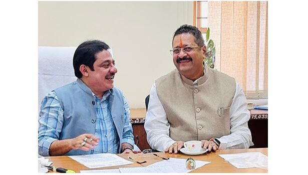 ಹೊರಗೆ ಫೈಟ್, ಒಳಗೆ ಜಮೀರ್-ಯತ್ನಾಳ್ ಕುಚುಕು ಕುಚುಕು