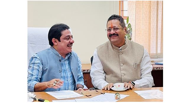 ಹೊರಗೆ ಫೈಟ್, ಒಳಗೆ ಜಮೀರ್-ಯತ್ನಾಳ್ ಕುಚುಕು ಕುಚುಕು