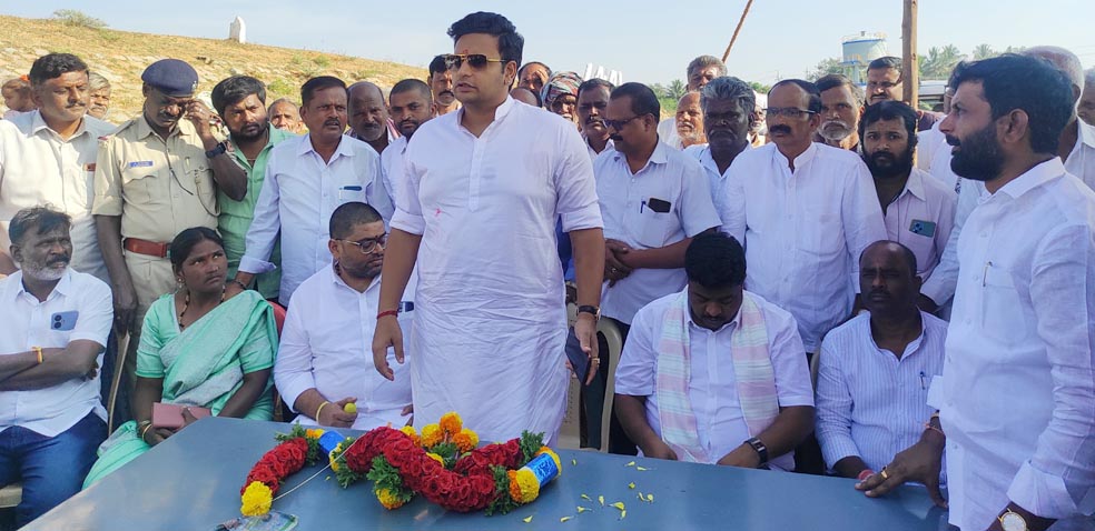 ರಾಣಿಕೆರೆಗೆ ಯದುವೀರ್ ಒಡೆಯರ್ ಅವರಿಂದ ಬಾಗಿನ ಅರ್ಪಣೆ