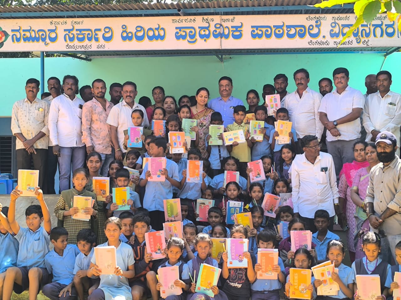 ಸರ್ಕಾರಿ ಶಾಲಾ ಮಕ್ಕಳಿಗೆ ನೋಟ್ ಬುಕ್, ಪೆನ್ ಪೆನ್ಸಿಲ್ ವಿತರಣೆ