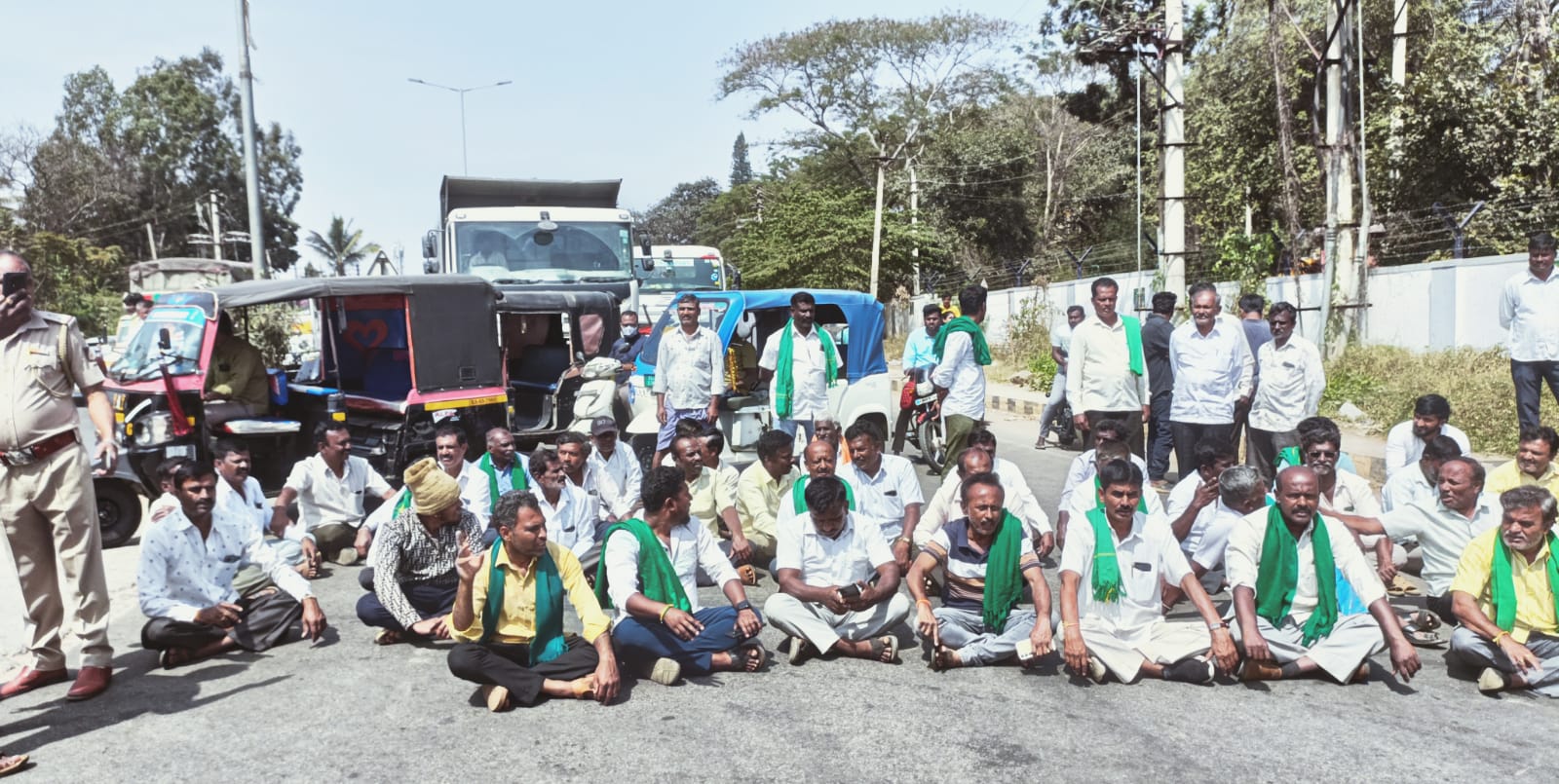 ಪಂಪ್ ಸೆಟ್ ಗಳಿಗೆ ವಿದ್ಯುತ್ ಕಡಿತ ವಿರೋಧಿಸಿ ರೈತರಿಂದ ಹೆದ್ದಾರಿ ತಡೆ