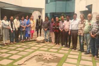 ವಾರ್ತಾ ಇಲಾಖೆಯಲ್ಲಿ ಮಹಾತ್ಮ ಗಾಂಧೀಜಿ ಪ್ರತಿಮೆಗೆ ಗೌರವಾರ್ಪಣೆ