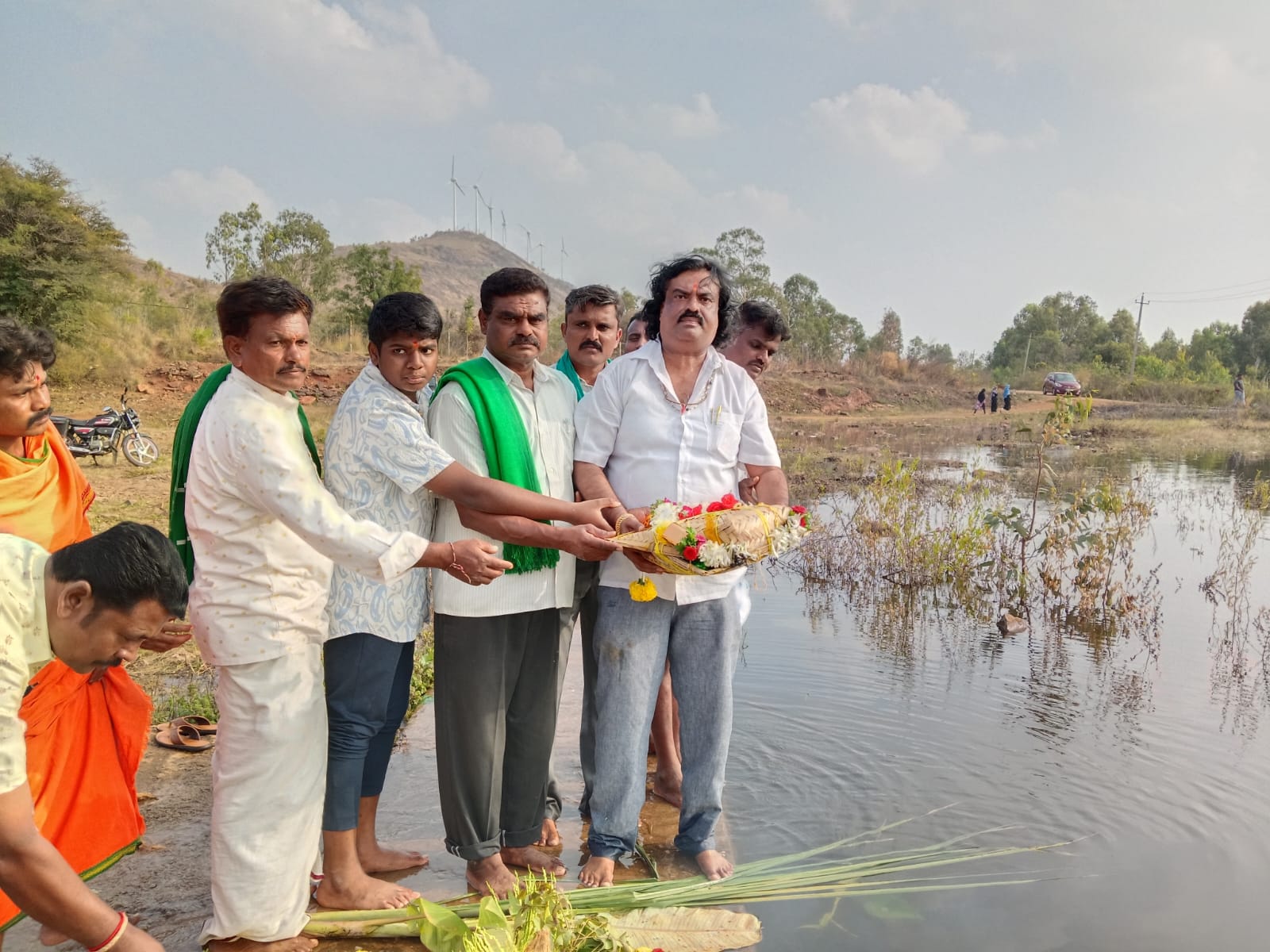 ವಿವಿ ಸಾಗರಕ್ಕೆ ಬಾಗಿನ ಅರ್ಪಿಸಿದ ಶೇಂಗಾನಾಡು ತಿಮ್ಮರಾಜ್ ಗೌಡ