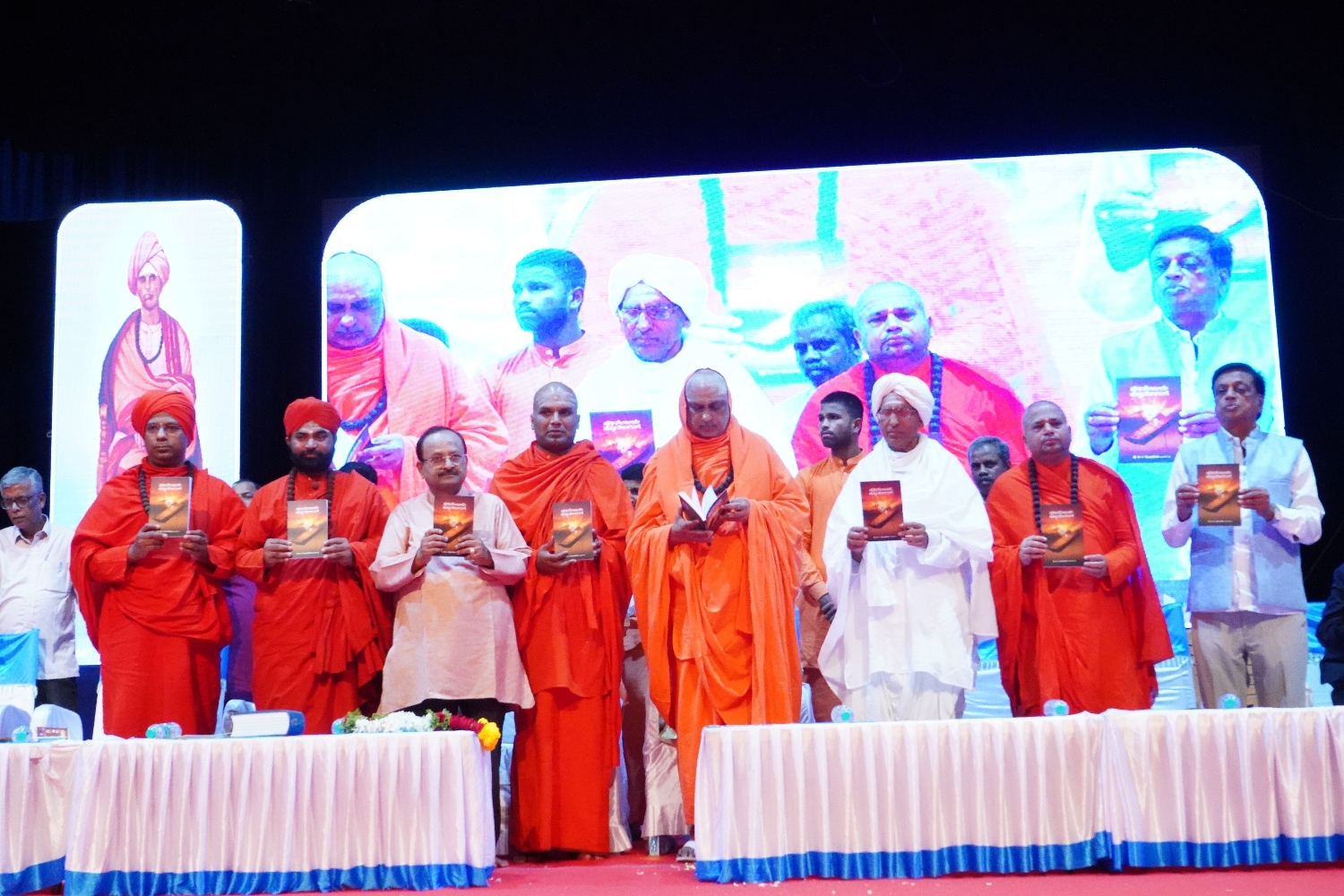 ಜಗತ್ತಿನ ಅನೇಕ ಸಮಸ್ಯೆಗಳಿಗೆ ವಚನಗಳಲ್ಲಿ ಪರಿಹಾರ ಉಂಟು-ದೇಶಿಕೇಂದ್ರ ಸ್ವಾಮೀಜಿ