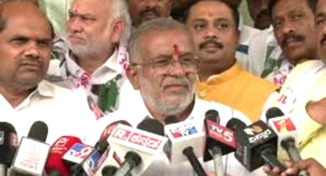 ನನ್ನನ್ನು ಉಚ್ಚಾಟನೆ ಮಾಡುವ ತಾಕತ್ತು​ ನಾಯಕರಿಗಿಲ್ಲ-ದೇವೇಗೌಡ