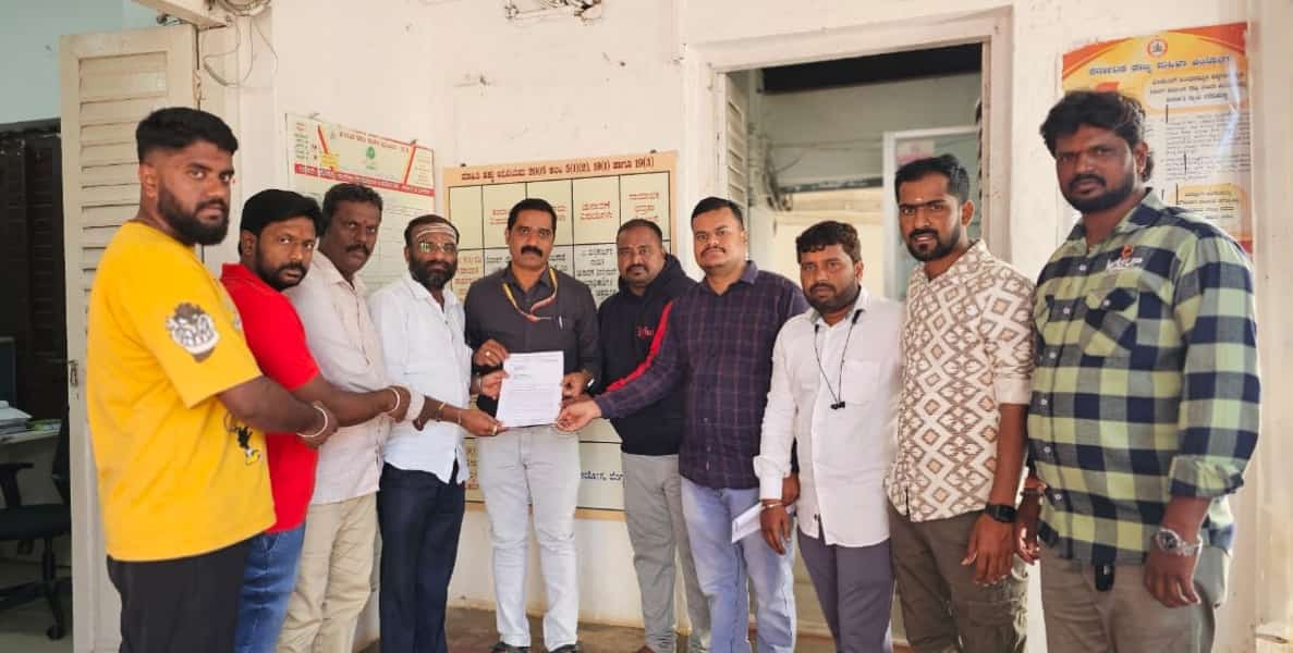 ಆಹ್ವಾನ ಪತ್ರಿಕೆಯಲ್ಲಿ ಜಯದೇವ ಮುರುಘರಾಜೇಂದ್ರ ಕ್ರೀಡಾಂಗಣ ಎಂದು ನಮೂದಿಸಿ