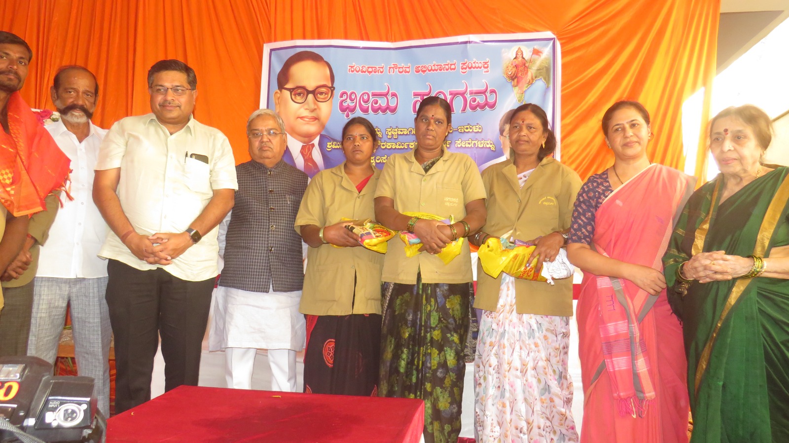 ಪೌರ ಕಾರ್ಮಿಕರ ಜೊತೆ ಸಹ ಪಂಕ್ತಿ ಭೋಜನ ಸವಿದ ಬಿಜೆಪಿ ಮುಖಂಡರು