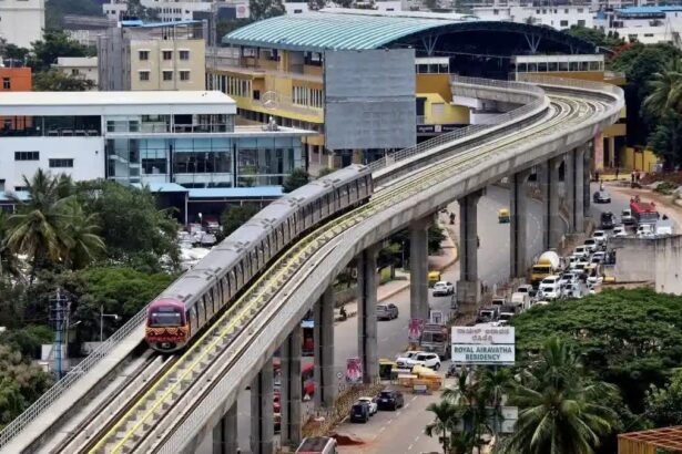 ಮೆಟ್ರೋ ರೈಲು ಹಳಿಗೆ ಹಾರಿ ಆತ್ಮಹತ್ಯೆ ಮಾಡಿಕೊಳ್ಳಲು ಮುಂದಾದ ವಾಯುಪಡೆ ಮಾಜಿ ಅಧಿಕಾರಿ
