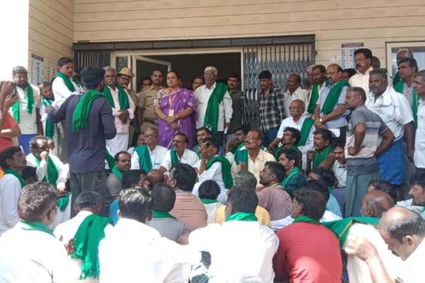 ಕಳಪೆ ವಿದ್ಯುತ್ ಪೂರೈಕೆ ವಿರುದ್ಧ ಬೆಸ್ಕಾಂ ಕಚೇರಿ ಮುಂದೆ ರೈತರ ಪ್ರತಿಭಟನೆ