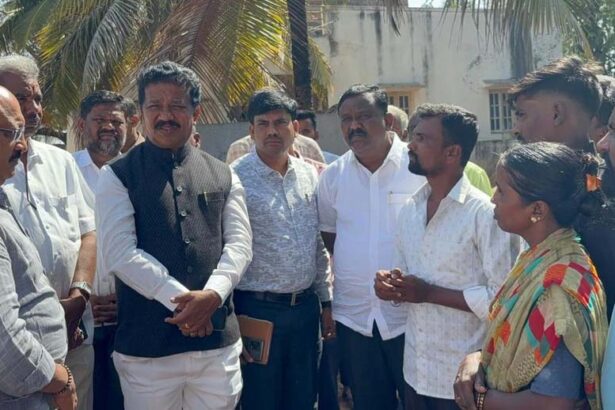 ನಿಧಿ ಆಸೆಗಾಗಿ ಕೊಲೆಯಾದ ಪ್ರಭಾಕರ್ ಕುಟುಂಬಕ್ಕೆ ಸಾಂತ್ವನ ಹೇಳಿದ ಶಾಸಕ ರಘುಮೂರ್ತಿ