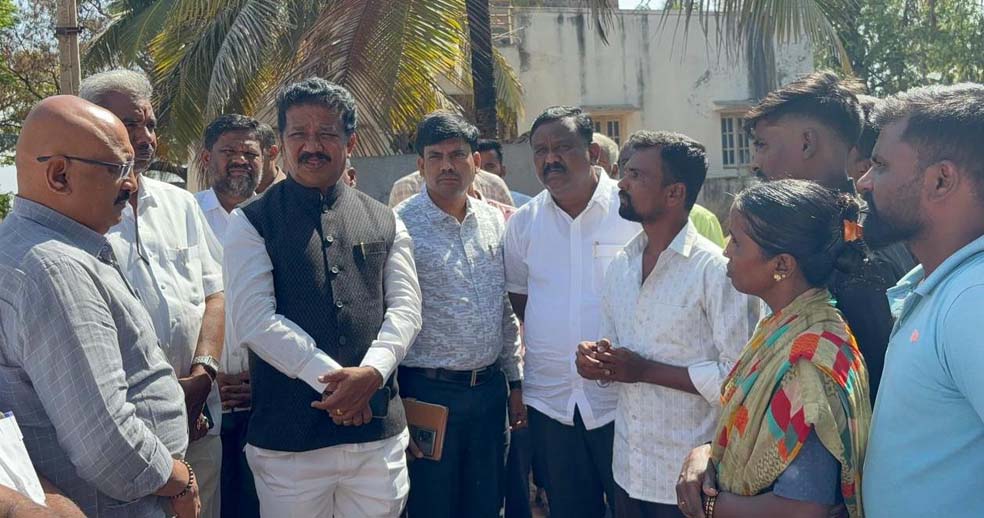 ನಿಧಿ ಆಸೆಗಾಗಿ ಕೊಲೆಯಾದ ಪ್ರಭಾಕರ್ ಕುಟುಂಬಕ್ಕೆ ಸಾಂತ್ವನ ಹೇಳಿದ ಶಾಸಕ ರಘುಮೂರ್ತಿ