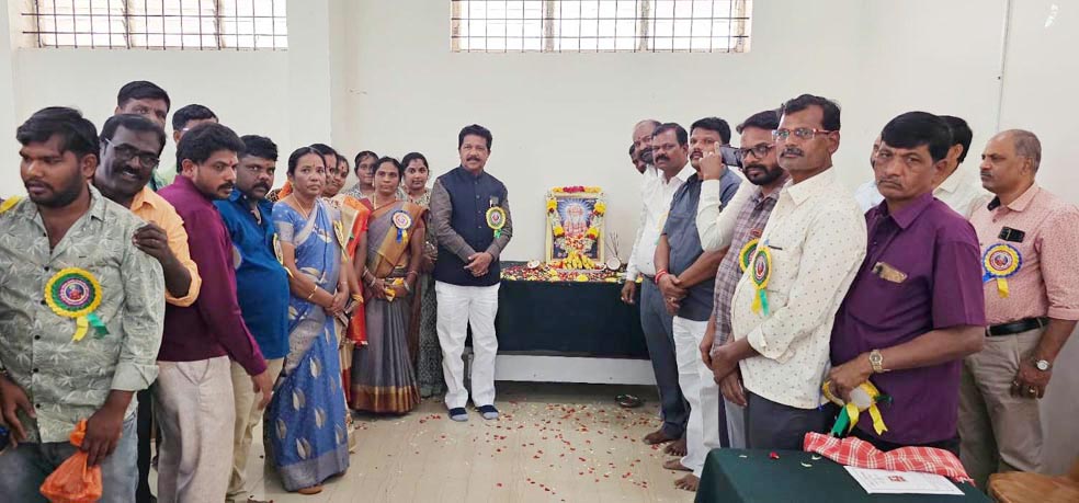 ಸವಿತಾ ಸಮಾಜ ಸಂಕುಚಿತ ಭಾವನೆಯಿಂದ ಹೊರಬರಬೇಕು: ಶಾಸಕ ರಘುಮುರ್ತಿ