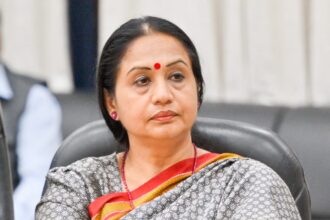 ಸರ್ಕಾರಿ ನೌಕರರು ಕಡ್ಡಾಯವಾಗಿ ಖಾಗಿ ವಸ್ತ್ರ ತೊಡಲು ಆದೇಶಿಸಿದ ಸರ್ಕಾರ