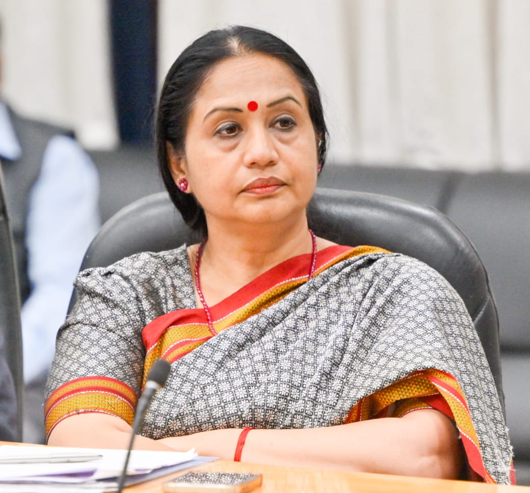 ಸರ್ಕಾರಿ ನೌಕರರು ಕಡ್ಡಾಯವಾಗಿ ಖಾಗಿ ವಸ್ತ್ರ ತೊಡಲು ಆದೇಶಿಸಿದ ಸರ್ಕಾರ