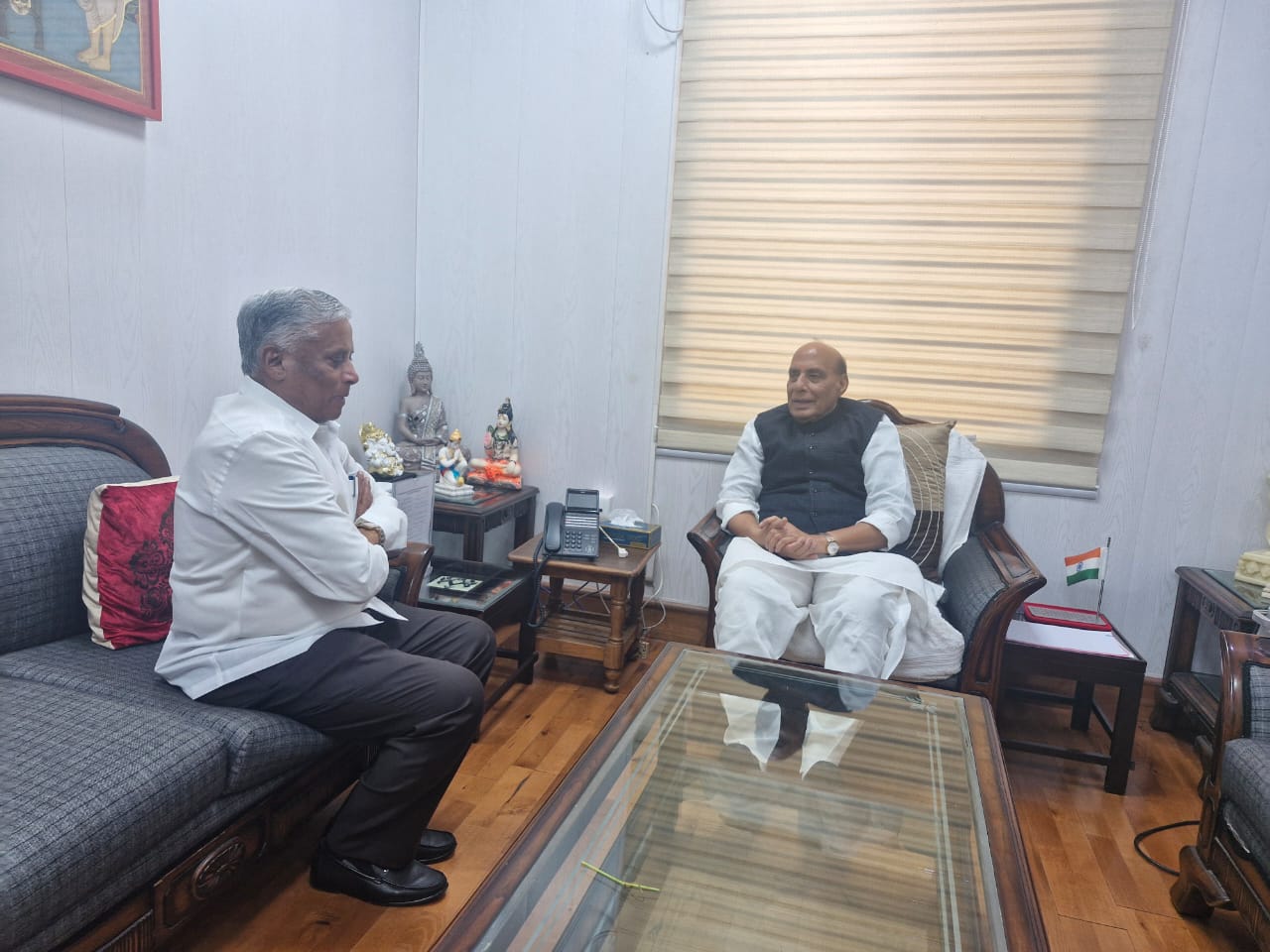 ರಕ್ಷಣಾ ಸಚಿವರ ಭೇಟಿ : ಹೆಚ್.ಎ.ಎಲ್.ಕಾರ್ಖಾನೆ ಕುರಿತು ಚರ್ಚೆ