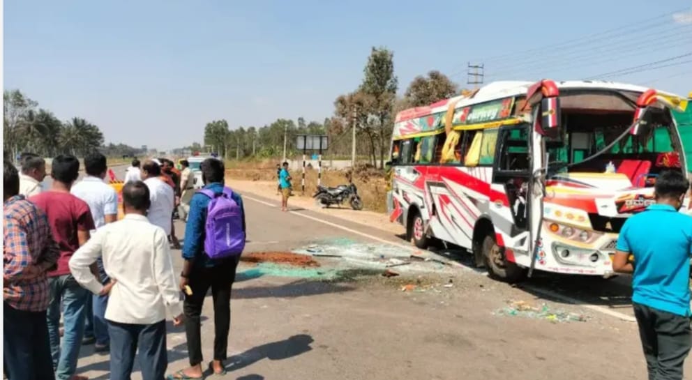 ಚಾಲಕನ ನಿಯಂತ್ರಣ ತಪ್ಪಿ ಮೊಗಚಿ ಬಿದ್ದ ಮಿನಿ ಬಸ್