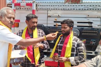 ಮಹಾರಾಷ್ಟ್ರ ವಾಹನ ಚಾಲಕರಿಗೆ ಸಿಹಿ ಹಂಚಿ ಸೌಜನ್ಯ ಮೆರೆದ ಕರವೇ