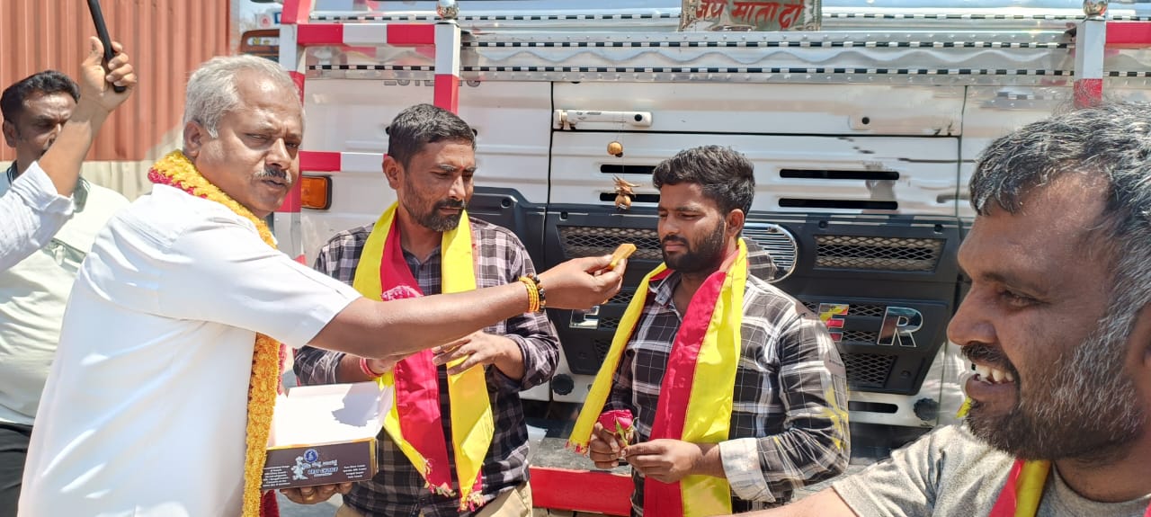 ಮಹಾರಾಷ್ಟ್ರ ವಾಹನ ಚಾಲಕರಿಗೆ ಸಿಹಿ ಹಂಚಿ ಸೌಜನ್ಯ ಮೆರೆದ ಕರವೇ