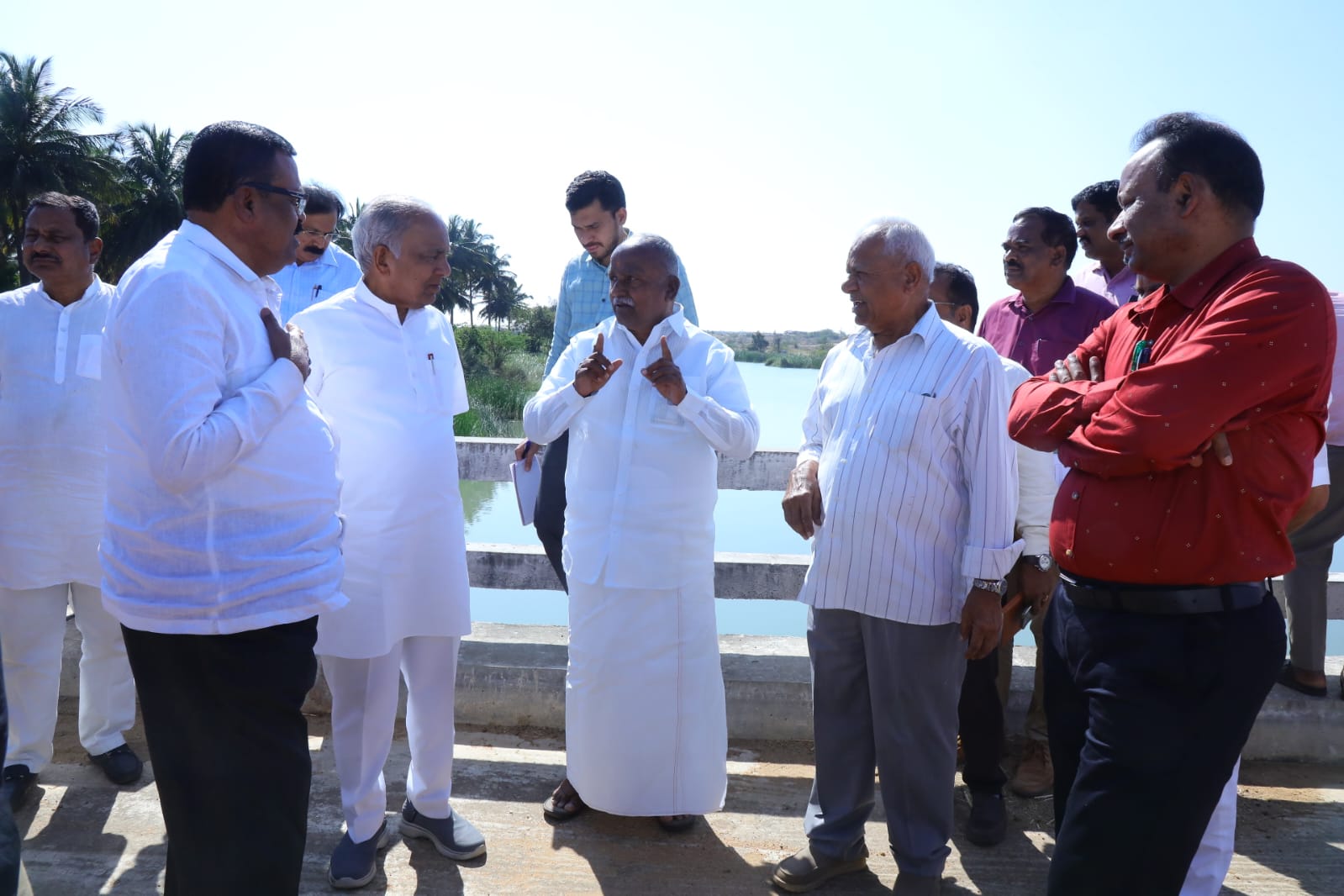 ಬಲ್ಲಾಳ ಸಮುದ್ರ ಕೆರೆ ಸೇತುವೆ ವೀಕ್ಷಿಸಿದ ಸಚಿವ ಬೋಸರಾಜು