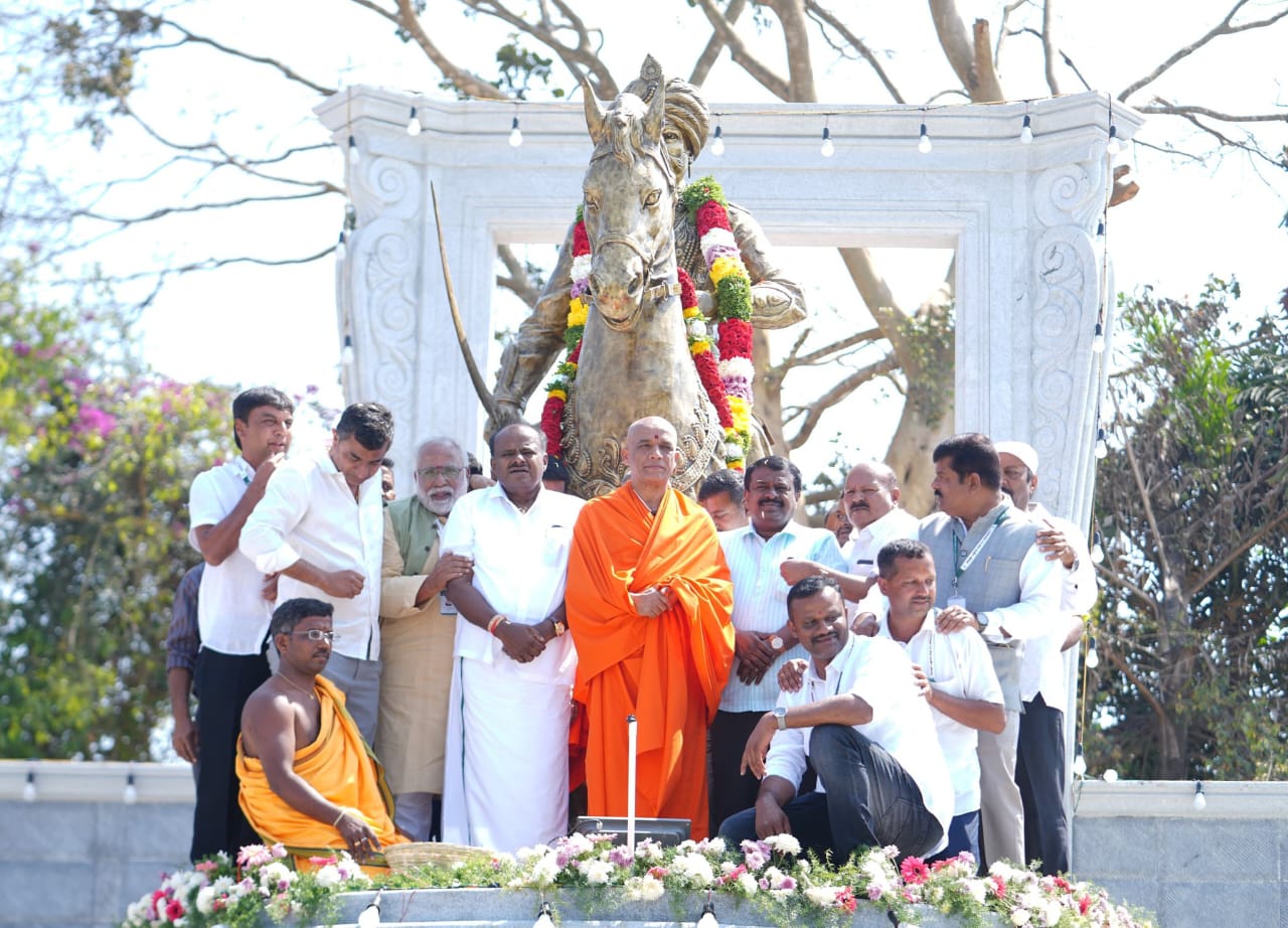 ಎಪಿಎಂಸಿ  ಮೈದಾನದಲ್ಲಿ ನೂತನವಾಗಿ ಅನಾವರಣಗೊಂಡಿದ್ದ ಕೆಂಪೇಗೌಡರ ಕಂಚಿನ ಪ್ರತಿಮೆ