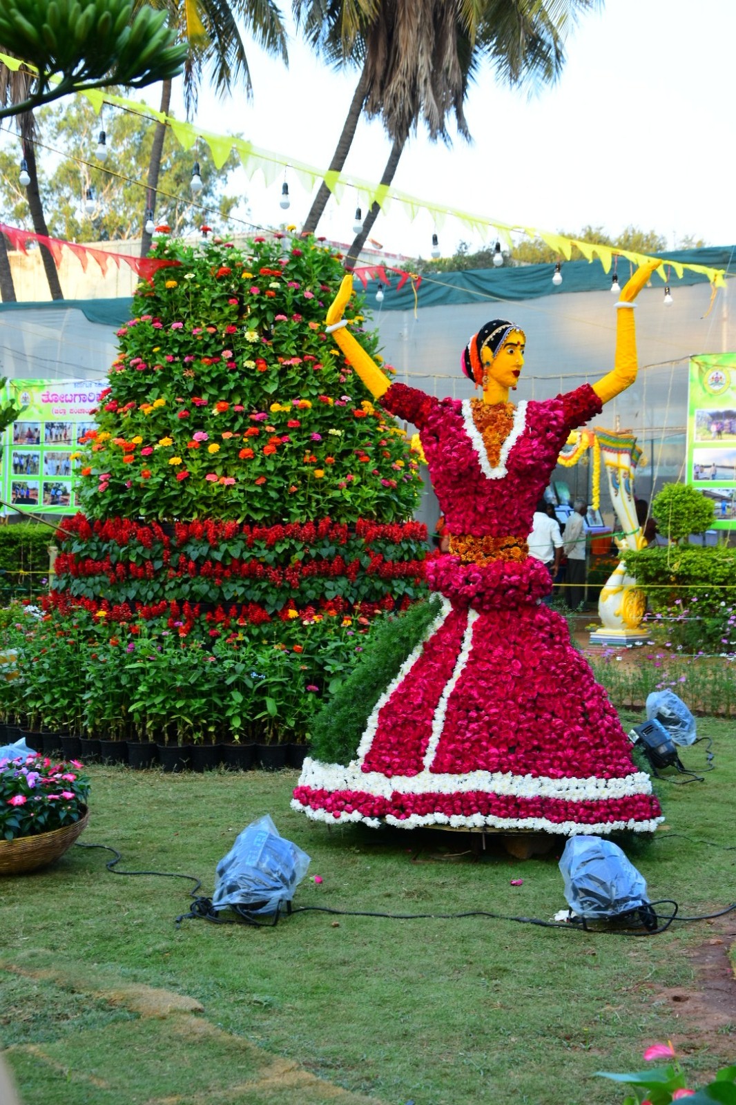 ಗಮನ ಸೆಳೆಯುತ್ತಿರುವ ಫಲ-ಪುಷ್ಪ ಪ್ರದರ್ಶನ ನೋಡಲು ನೂಕುನುಗ್ಗಲು