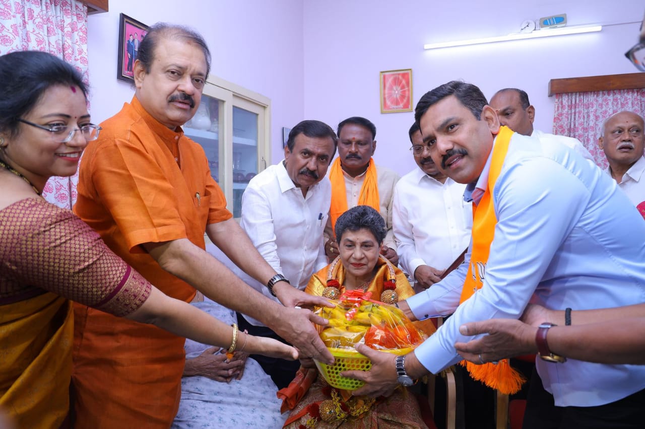 ಮಾಜಿ ಪ್ರಧಾನಿ ವಾಜಪೇಯಿ ಅವರ ಒಡನಾಡಿಗಳನ್ನು ಗೌರವಿಸಿದ ವಿಜಯೇಂದ್ರ