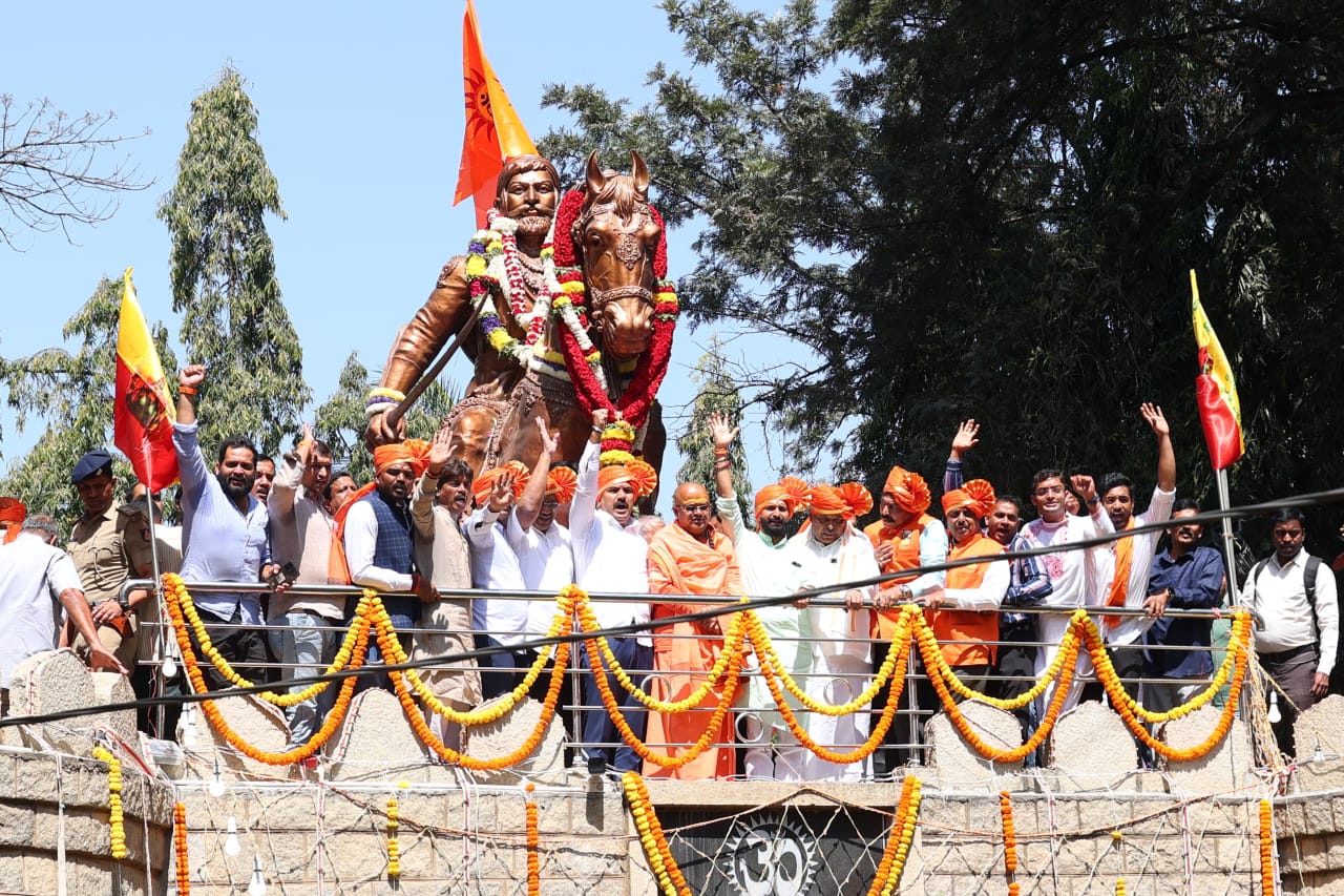 ಶಿವಾಜಿ ಮಹಾರಾಜರ ಪ್ರತಿಮೆಗೆ ಮಾಲಾರ್ಪಣೆ ಮಾಡಿದ ಬಿಜೆಪಿ ನಾಯಕರು