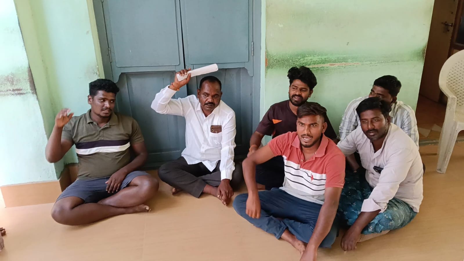 ಜೆಸಿಬಿ ಮೂಲಕ ನರೇಗಾ ಕಾಮಗಾರಿ ಮಾಡುವುದನ್ನು ವಿರೋಧಿಸಿ ಗ್ರಾಮಸ್ಥರ ಪ್ರತಿಭಟನೆ