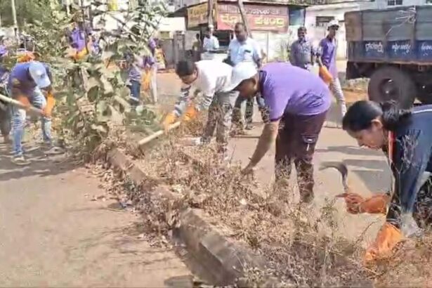 ನಗರದ ಸ್ವಚ್ಚತೆಗೆ ಸಲಿಕೆ ಹಿಡಿದ ಆಯುಕ್ತರು…